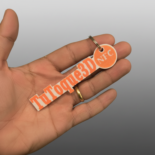 Llavero 3D personalizado TuToque3D naranja y blanco impresión 3D bicolor con chip NFC
