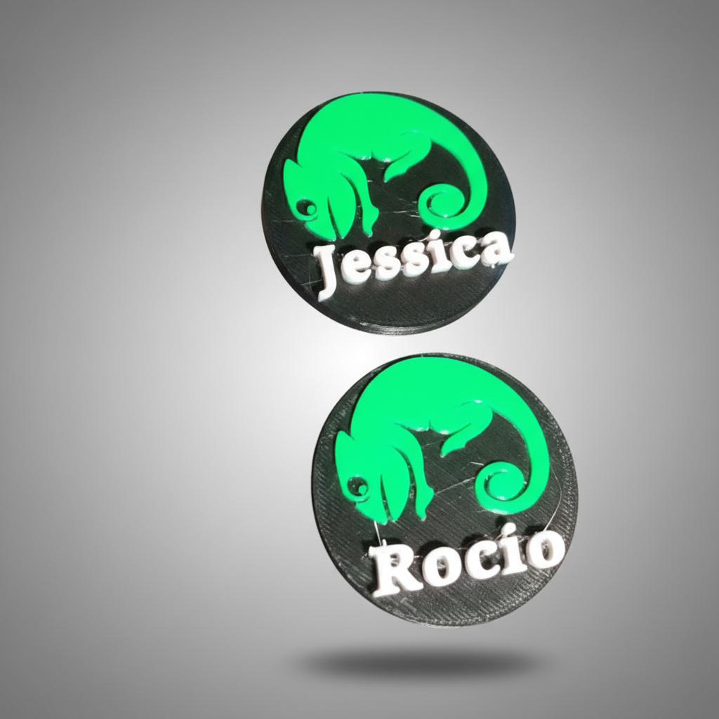 Chapas personalizadas impresión 3D negras con camaleón verde nombres Jessica Rocio
