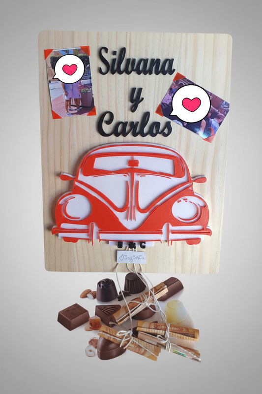 Tabla madera personalizada impresión 3D coche rojo nombres fotos eventos bodas
